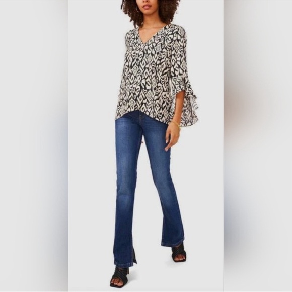 Vince Camuto Flutter Bell Sleeve V-neck Etched Geo Blouse Large - Picture 3 of 12
